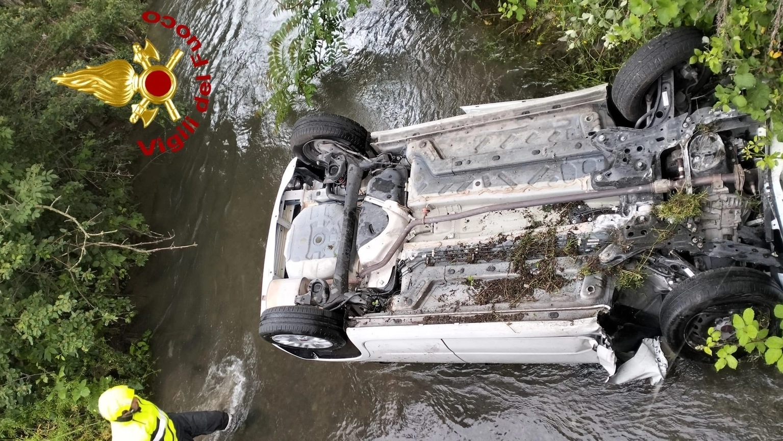L'auto caduta in una roggia a Pieve Emanuele (Foto vigili dle fuoco) L'auto caduta in una roggia a Pieve Emanuele (Foto vigili dle fuoco)