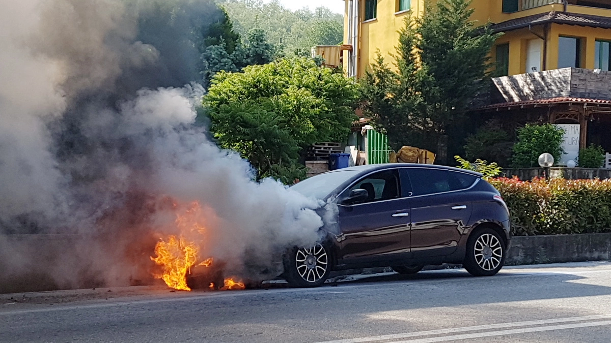 L'auto in fiamme a Calco