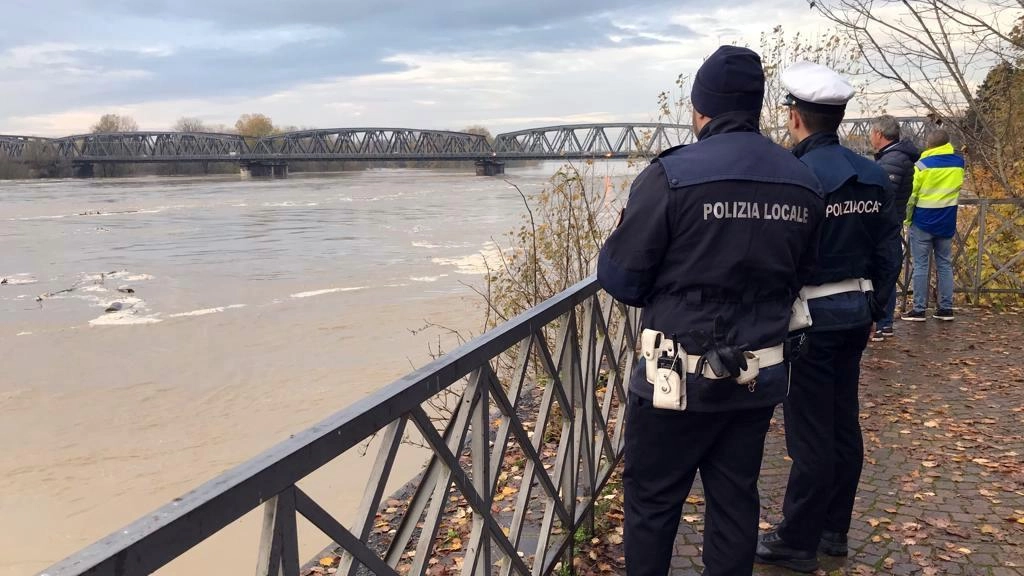 Agenti dell polizia locale osservano un tratto del fiume Po nei pressi di Cremona