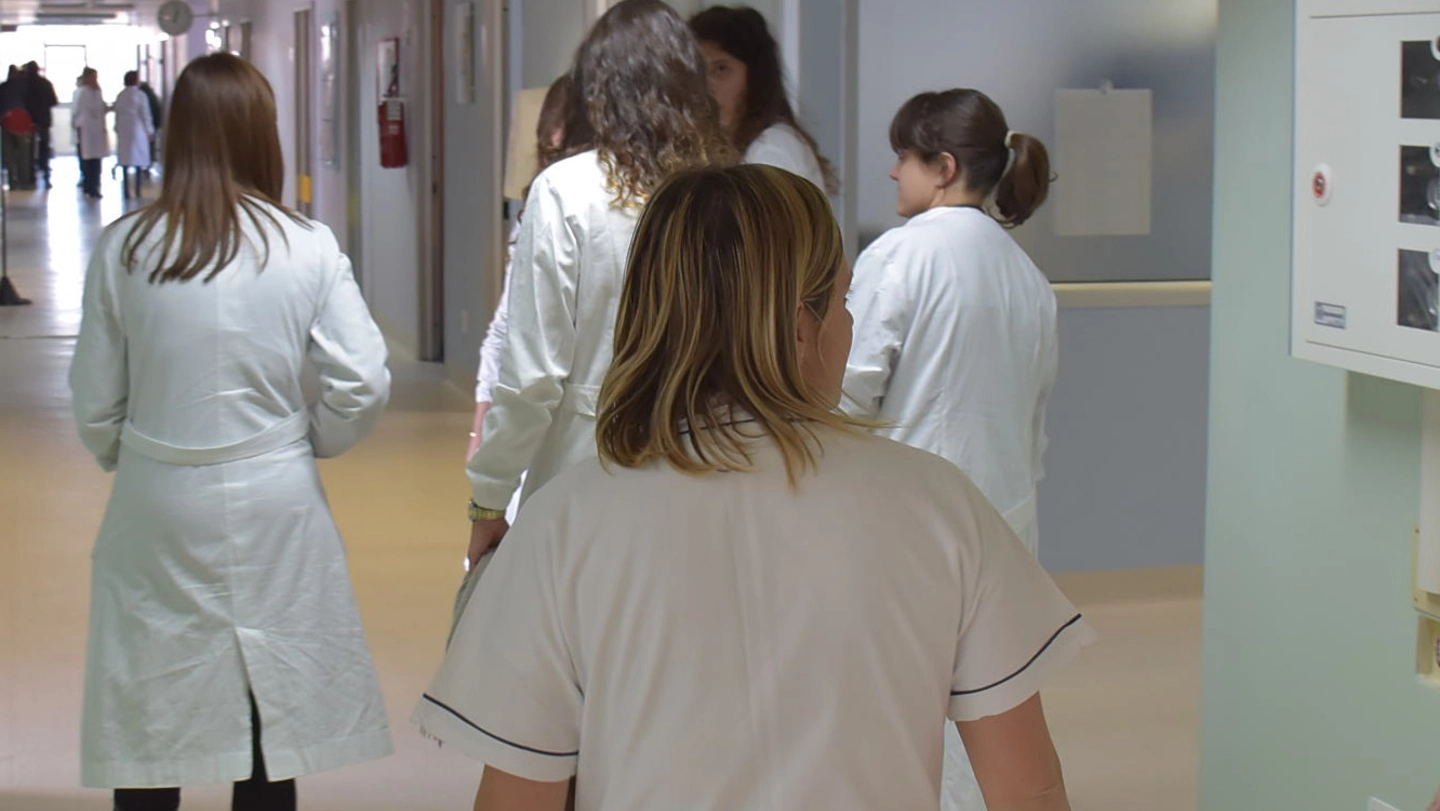 Sanitari nella corsia di un ospedale (foto di repertorio)