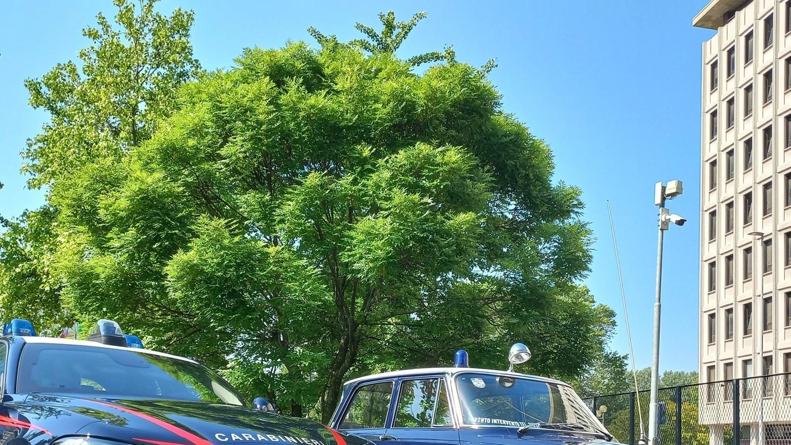 Le auto storiche dei carabinieri in piazza Garibaldi