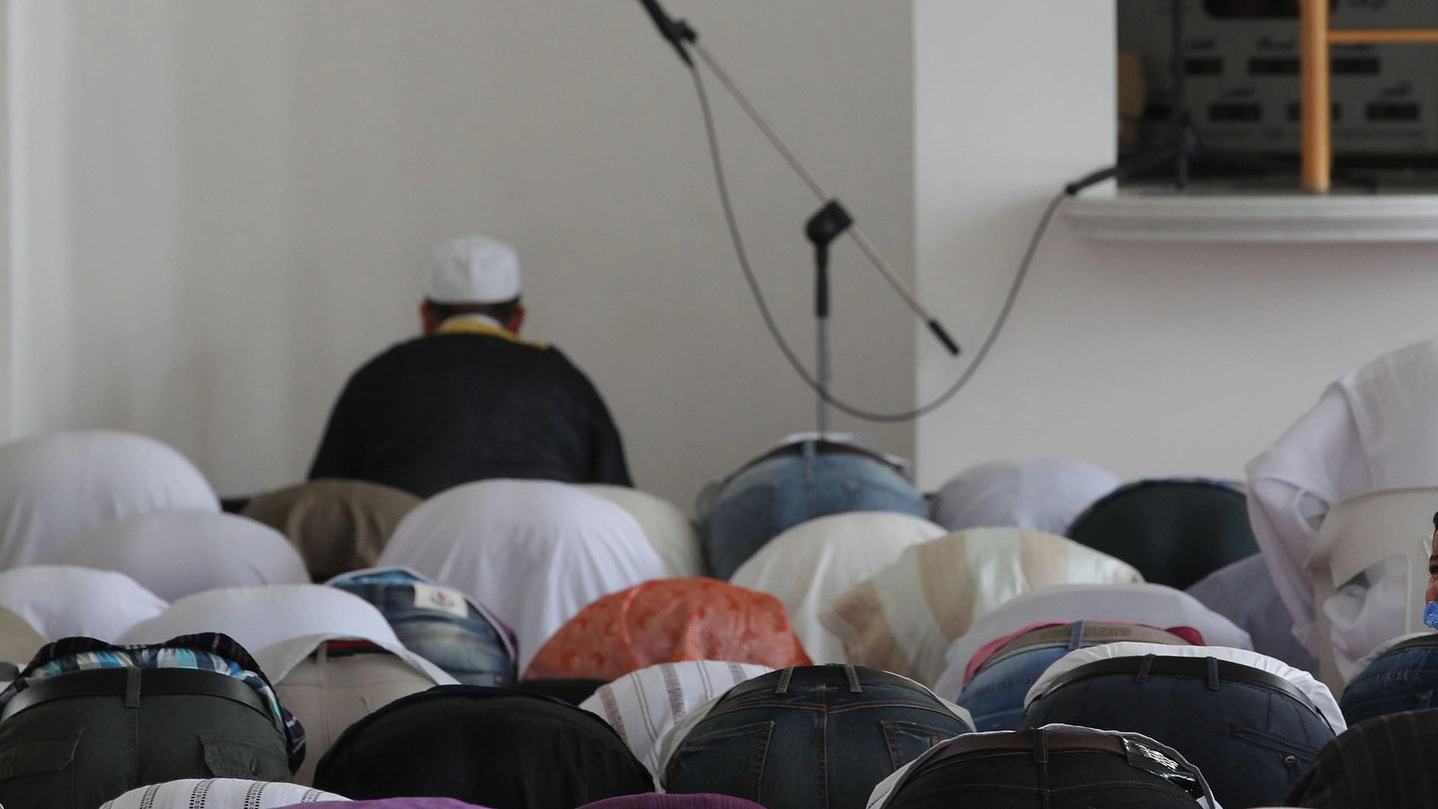 Fedeli islamici raccolti in preghiera all’interno di una moschea (foto archivio)