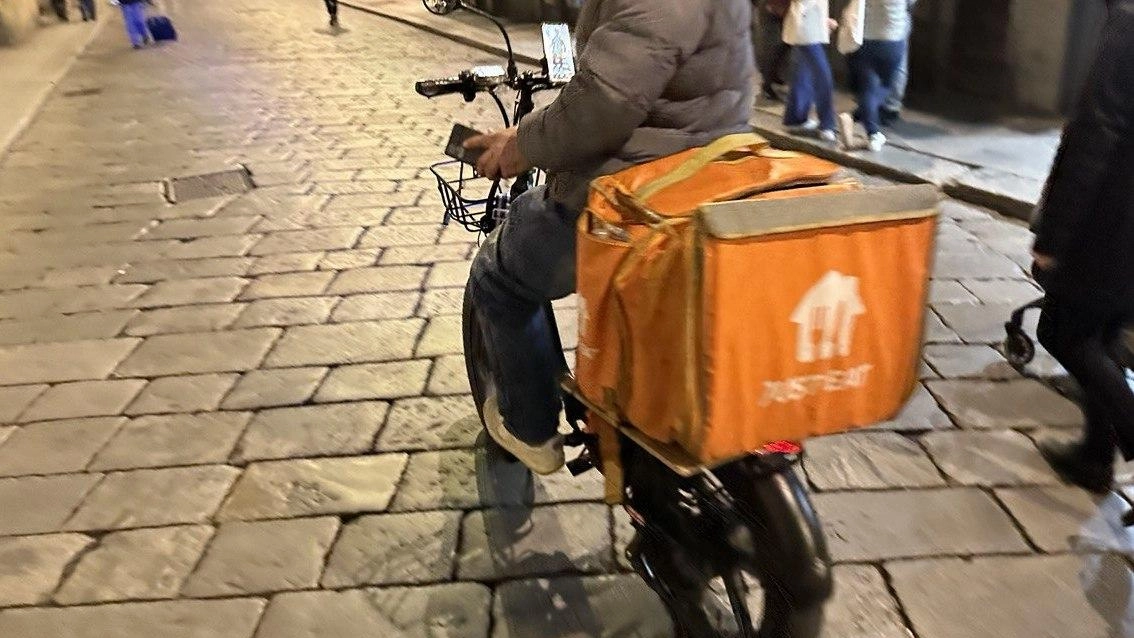 Rider aggredito in centro: "Un ubriaco mi ha spinto. Avevo lo scooter addosso"