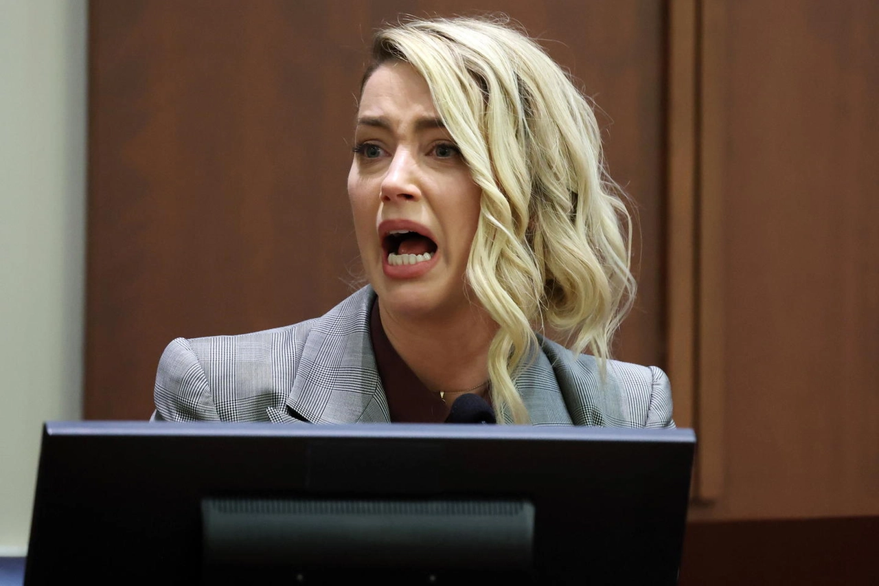 Amber Heard piange in Aula