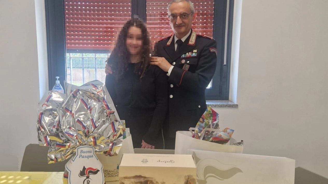 L’incontro fra Emma Houda, la ragazzina oggi 13enne, e l’eroe Marco Bennati L’incontro fra Emma Houda, la ragazzina oggi 13enne, e l’eroe Marco Bennati