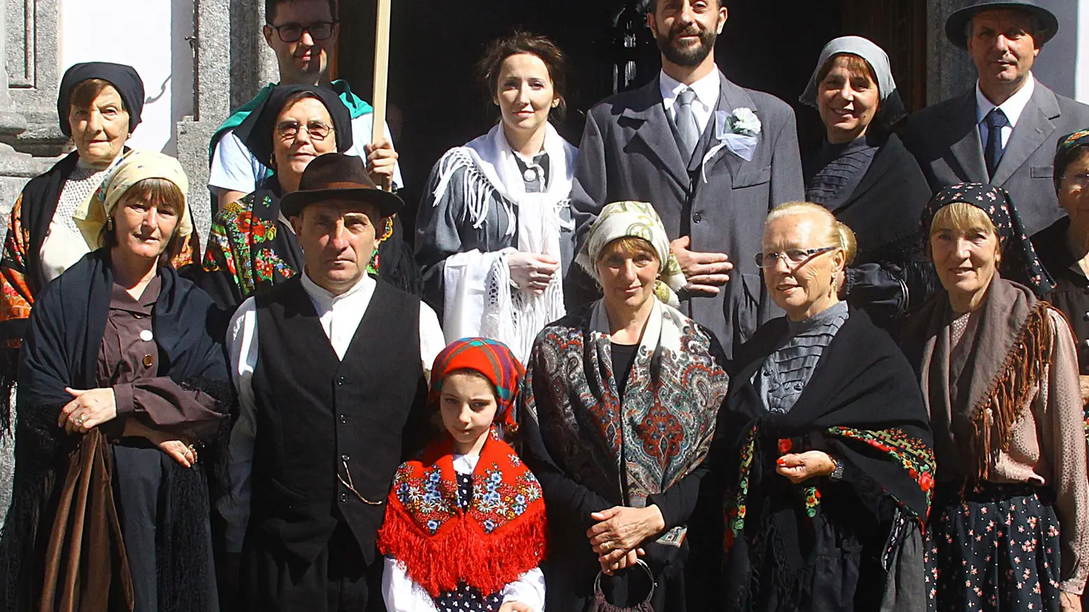 Sfilata ed esibizioni per i gruppi folkloristici in costume tradizionale Sfilata ed esibizioni per i gruppi folkloristici in costume tradizionale