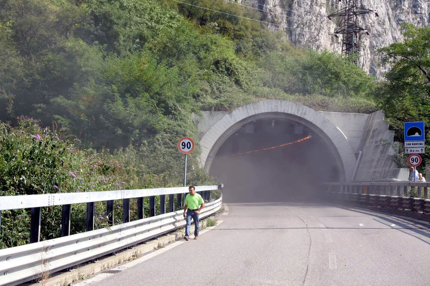 Lecco, piovono calcinacci in galleria: chiusa la Super 36 verso Sondrio