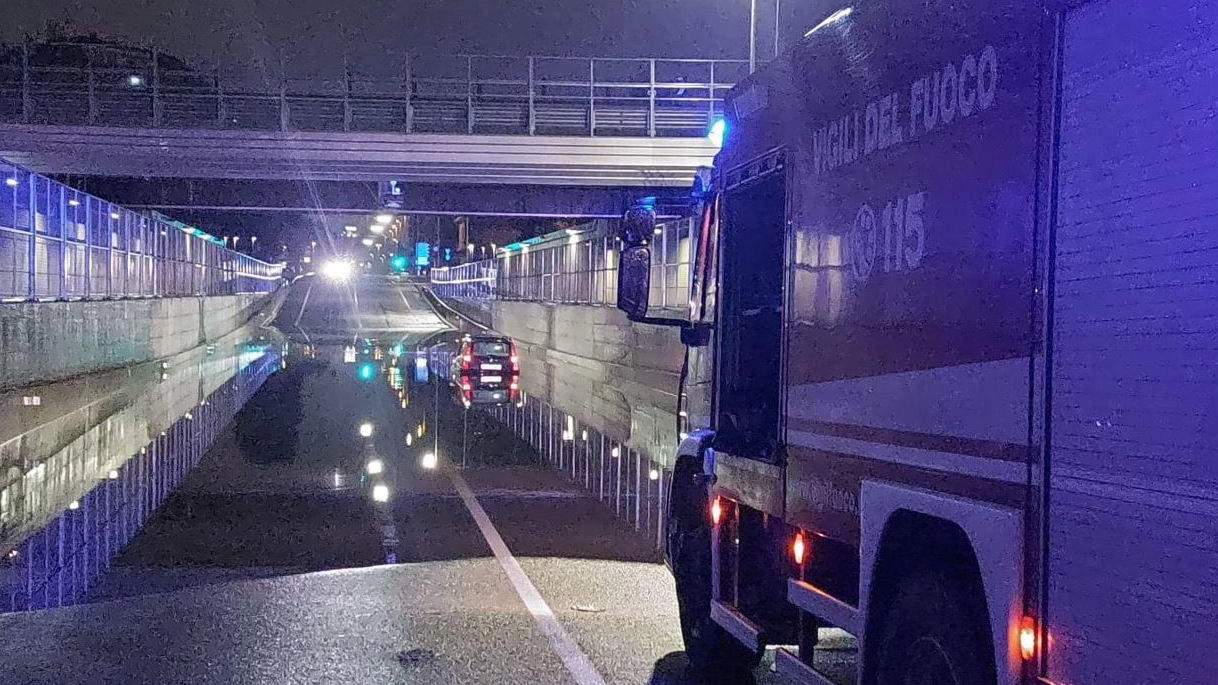 Intrappolate nei tunnel allagati. Si salvano all’ultimo momento