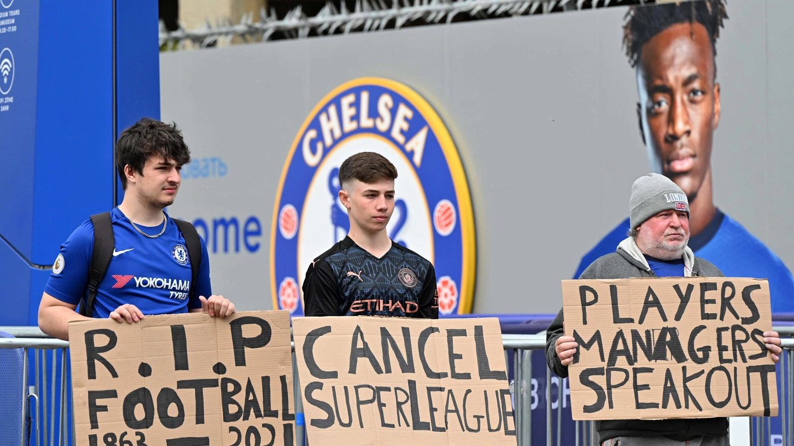 I tifosi del Chelsea fuori da Stamford Bridge