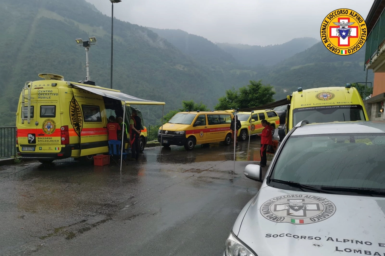 I soccorritori fuori dalla grotta
