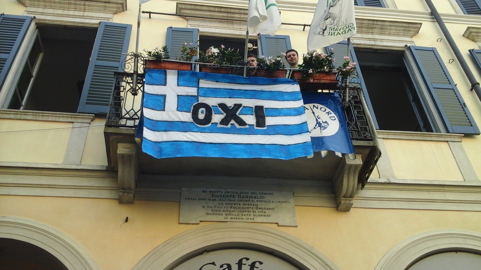 La bandiera greca appesa al terrazzo della storica sede leghista di Varese