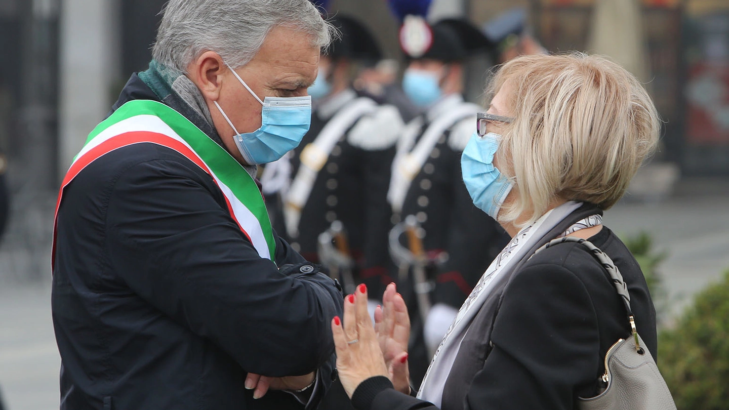 Il sindaco Dario Allevi in piazza con la prefetta Patrizia Palmisani