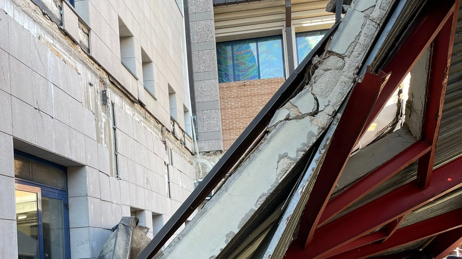 Il crollo del tetto davanti alla mensa interna del Fatebenfratelli