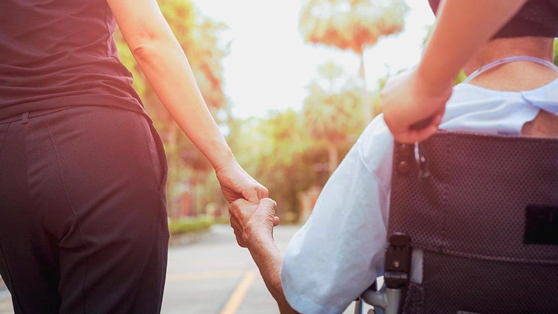 Tagli last minute ai fondi caregiver. L’ira delle associazioni per i disabili: "Nebbia sul futuro, si torni indietro"