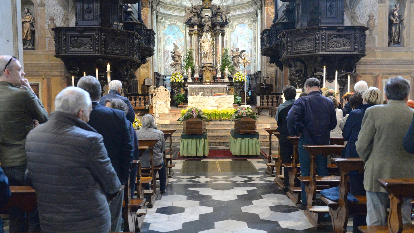 I funerali nella basilica di San Vittore (Newpress)