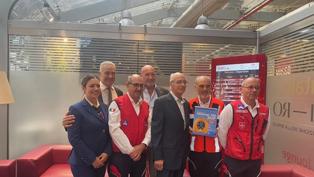 Rolando con  i vertici Italo e il defibrillatore donato