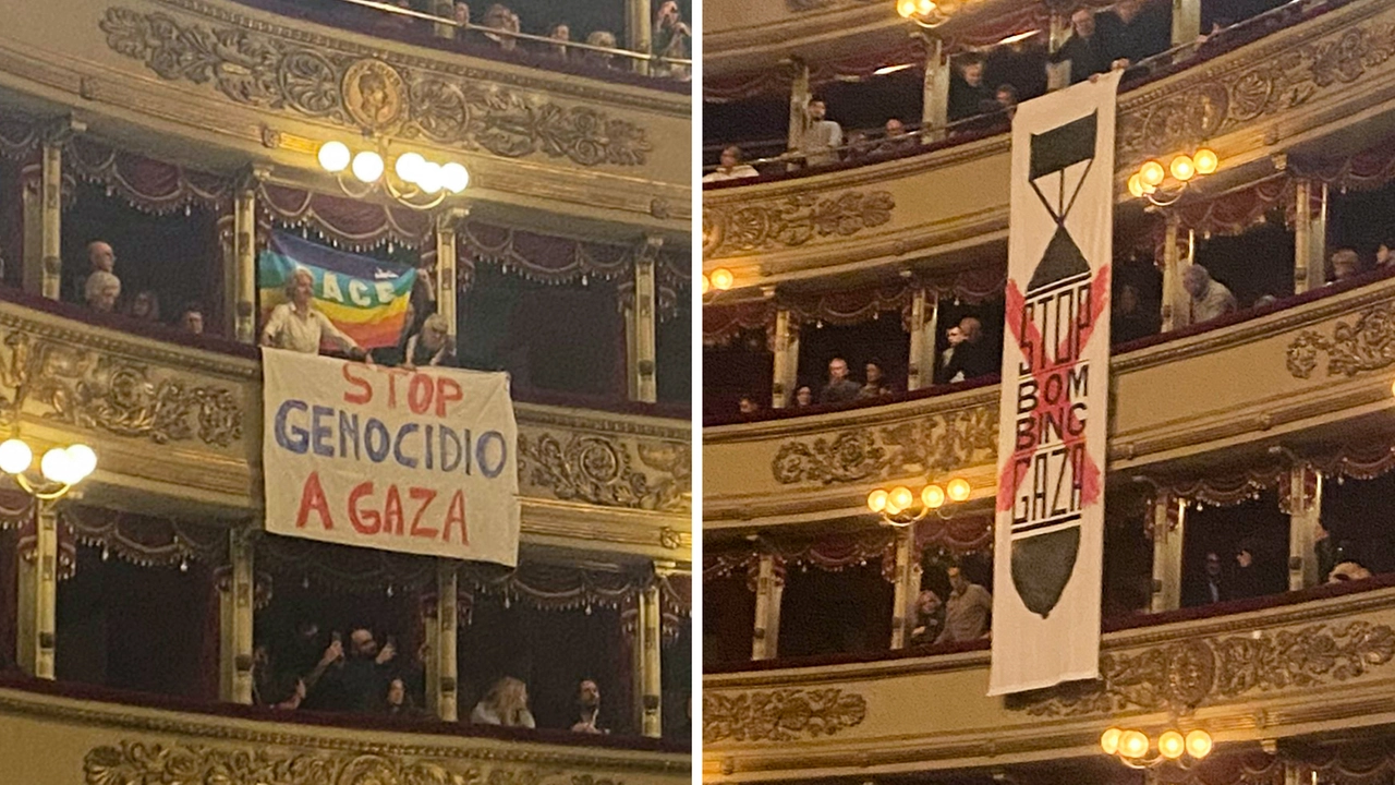 Gli striscioni appesi alle gallerie del teatro milanese