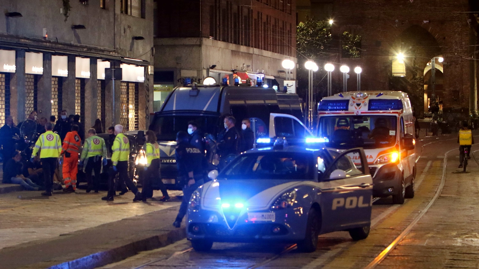 Polizia e ambulanza a Milano in una foto di repertorio