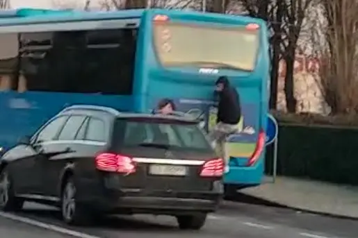Ragazzo appeso all'autobus, c'è un nuovo video: nel Lodigiano è allarme "bus surfing"