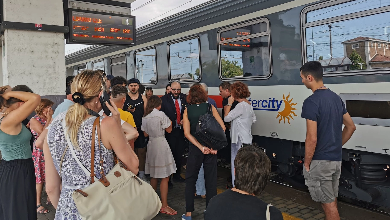 Un controllore cerca di calmare gli animi alla stazione di Voghera (foto F. Tonioni)