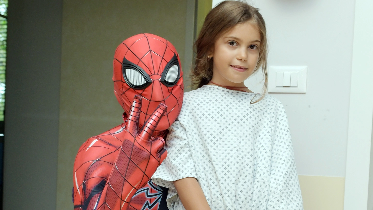 Spiderman con una piccola paziente del reparto Pediatria di Melzo