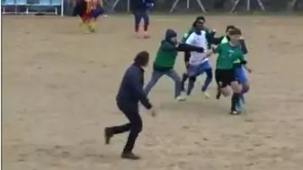 Fotogramma di un video amatoriale: arbitro inseguito da alcuni spettatori