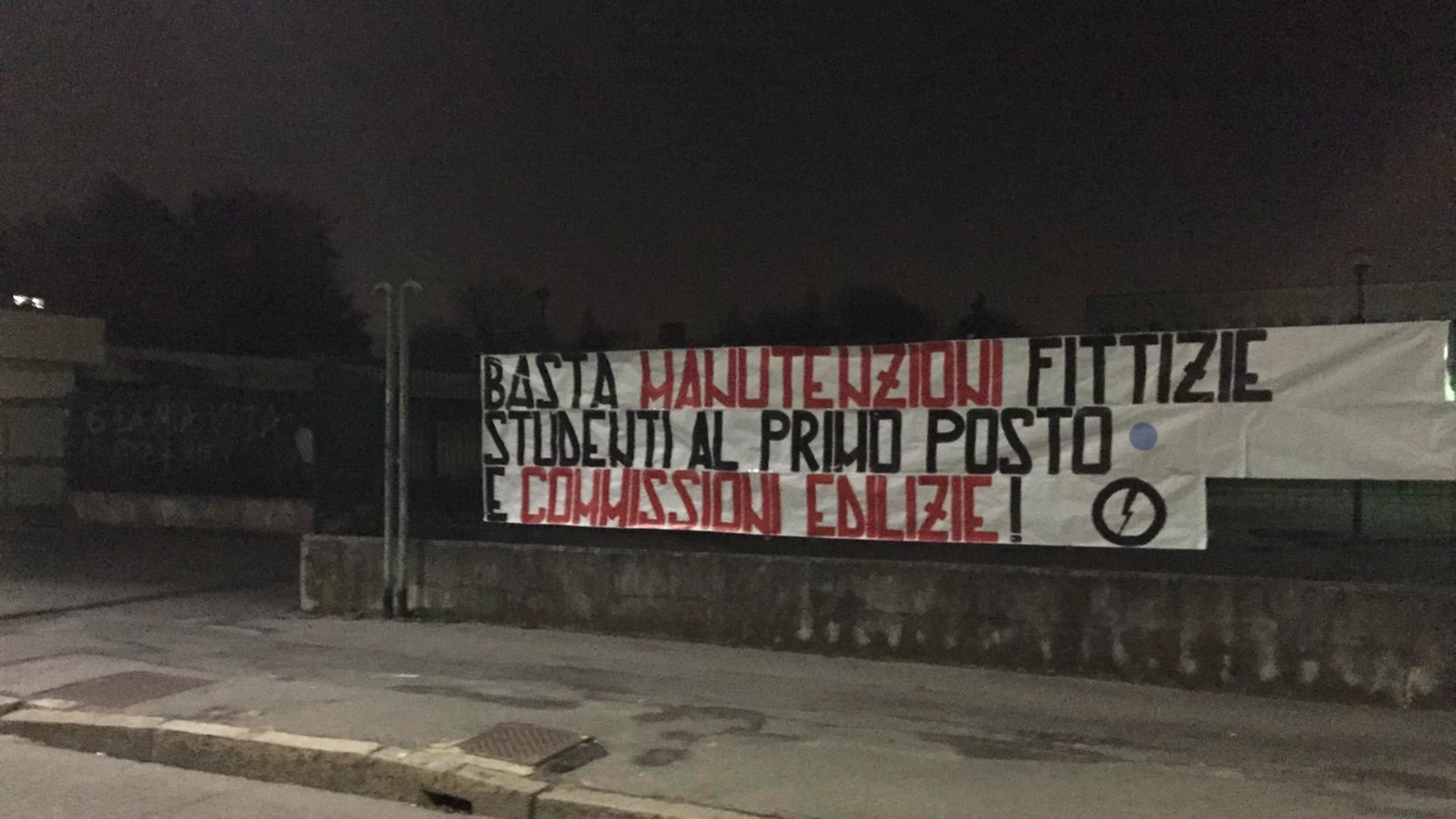 Uno degli striscioni affissi in tutta la Lombardia (Newpress)