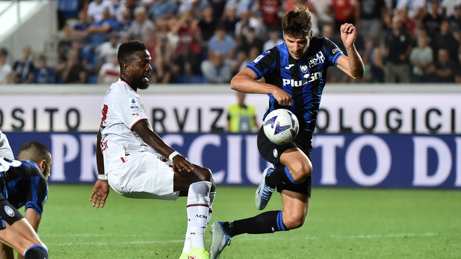 Berat Djimsiti (Atalanta) salva un'occasione da gol di Divock Origi (Milan)