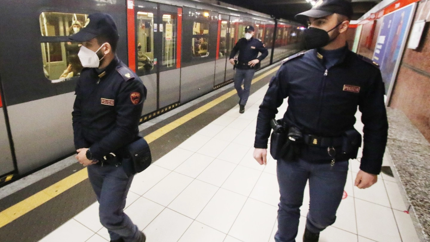 Gli agenti di polizia a una fermata della metropolitana