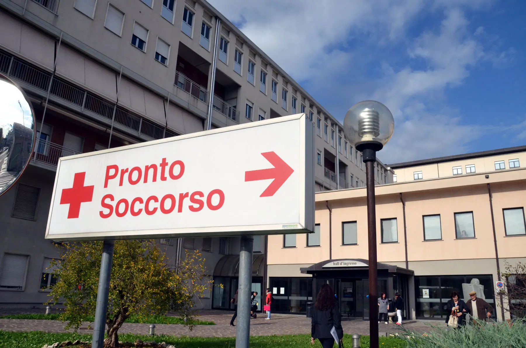"Mi sono rotta una caviglia, non posso lavorare". Ma la dottoressa è ai domiciliari