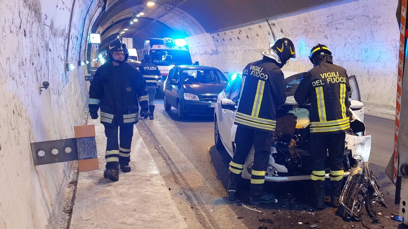 L'incidente in galleria ha mandato in tilt il traffico