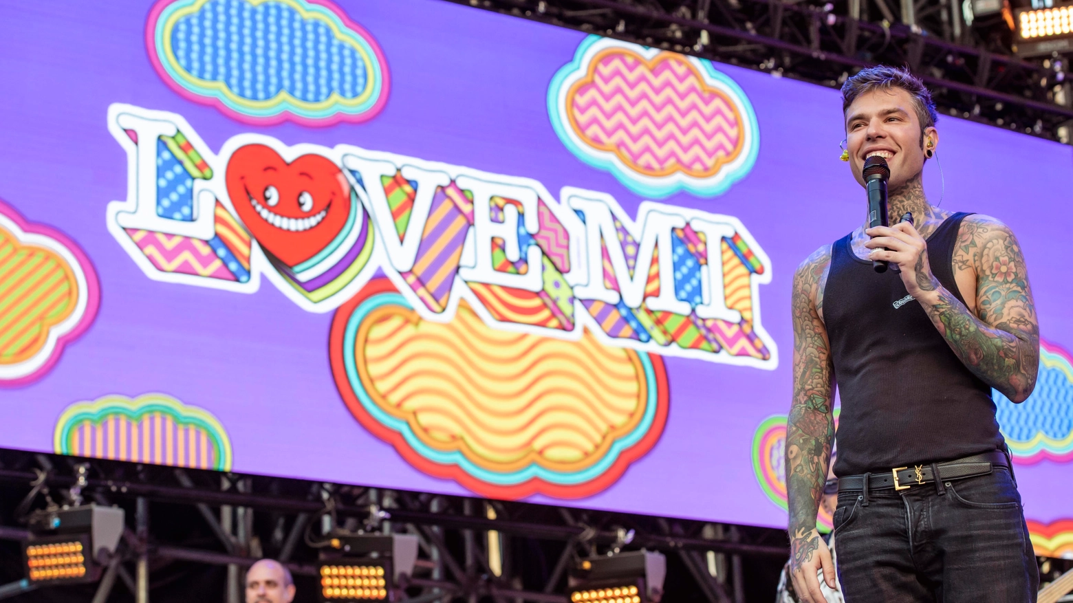 Fedez sul palco di Love Mi dell'anno scorso