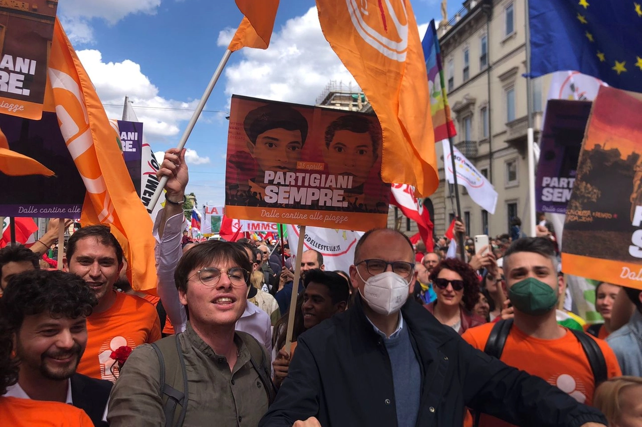 Enrico Letta al corteo per il 25 aprile a Milano