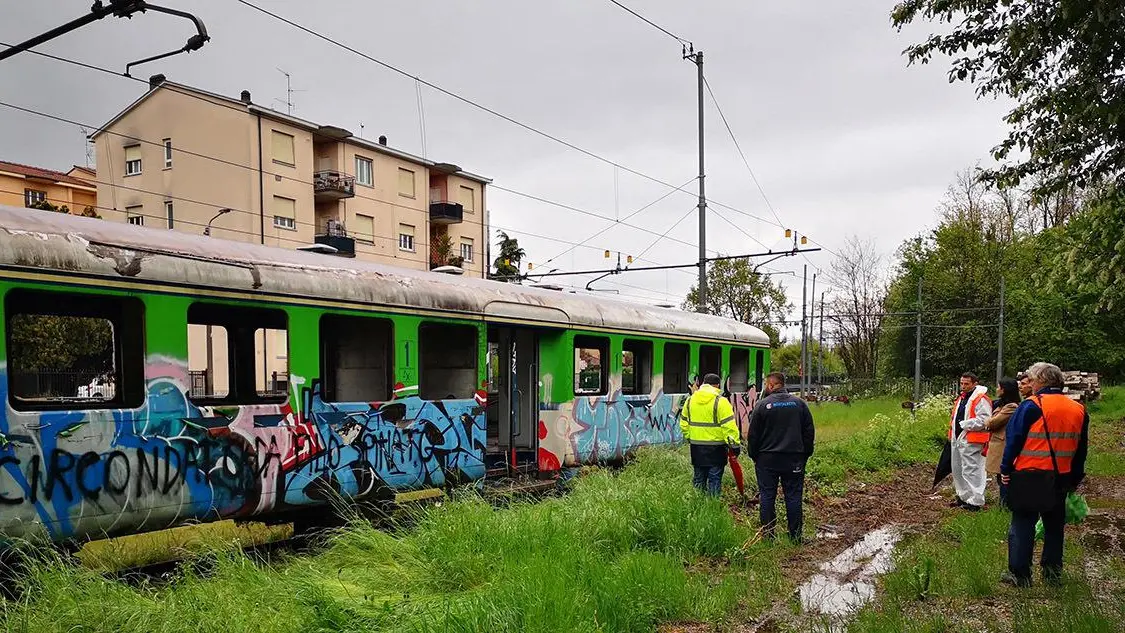 Rimossi finalmente i quattro vagoni abbandonati sul binario morto