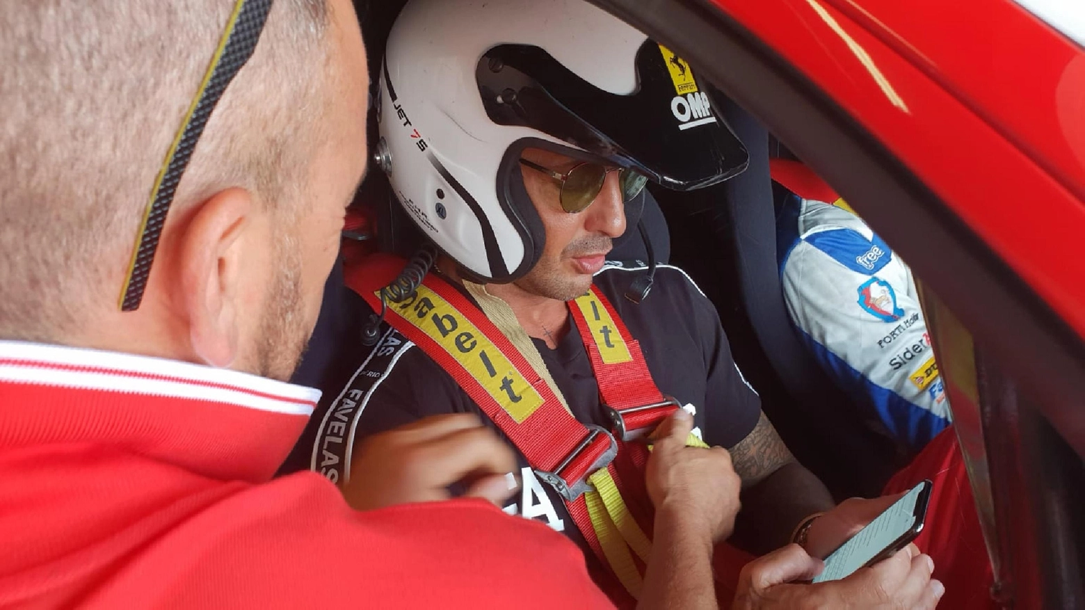 Fabrizio Corona al volante della Ferrari (Ansa)