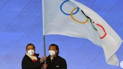 I sindaci Sala e Ghedina con la bandiera olimpica