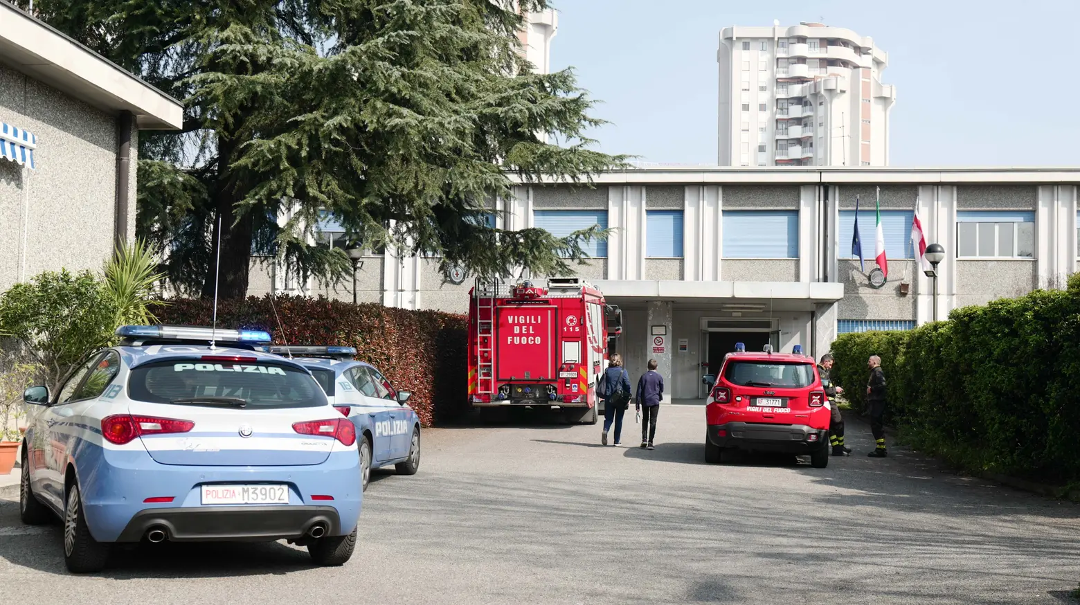 L'evacuazione della scuola Salvatore Quasimodo in via Della Giustizia per spray al peperoncino