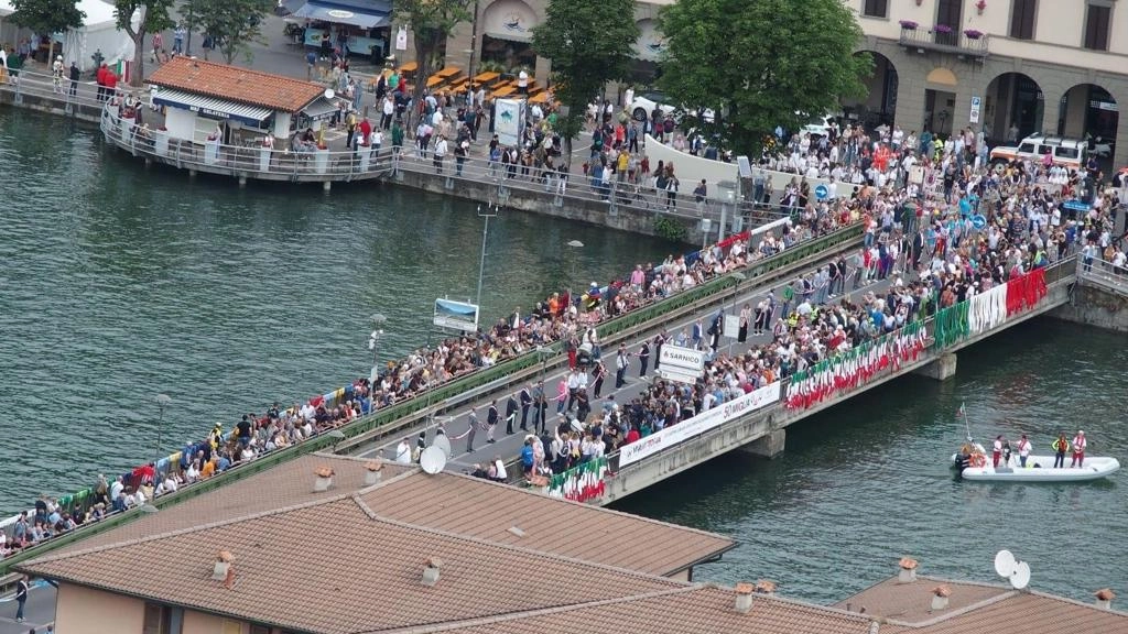 L'incontro della catena umana sul ponte di Sarnico