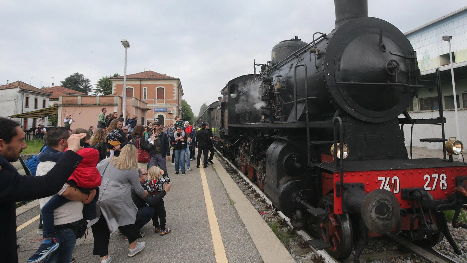 Locomotiva a vapore e carrozze anni Trenta: arriva il Besanino Express Locomotiva a vapore e carrozze anni Trenta: arriva il Besanino Express