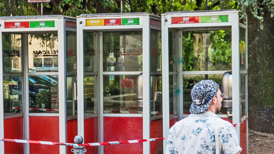 Le cabine telefoniche teatro dell'aggressione