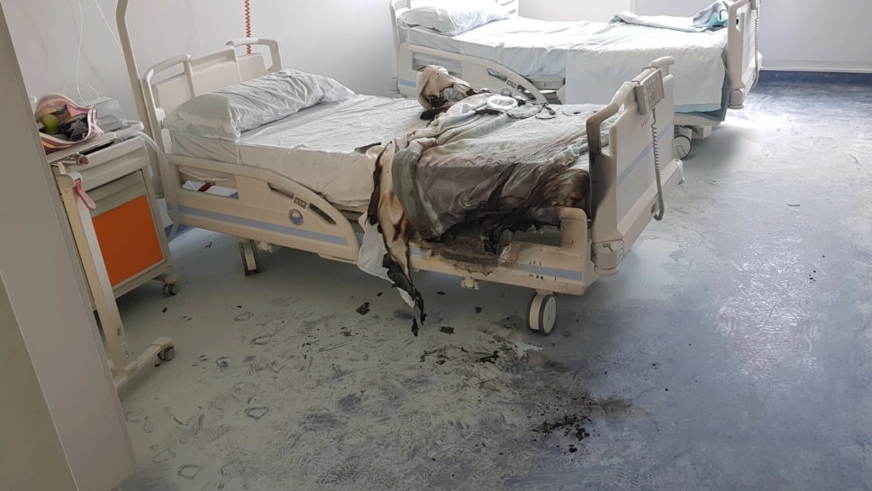 Il letto bruciato in ospedale a Merate