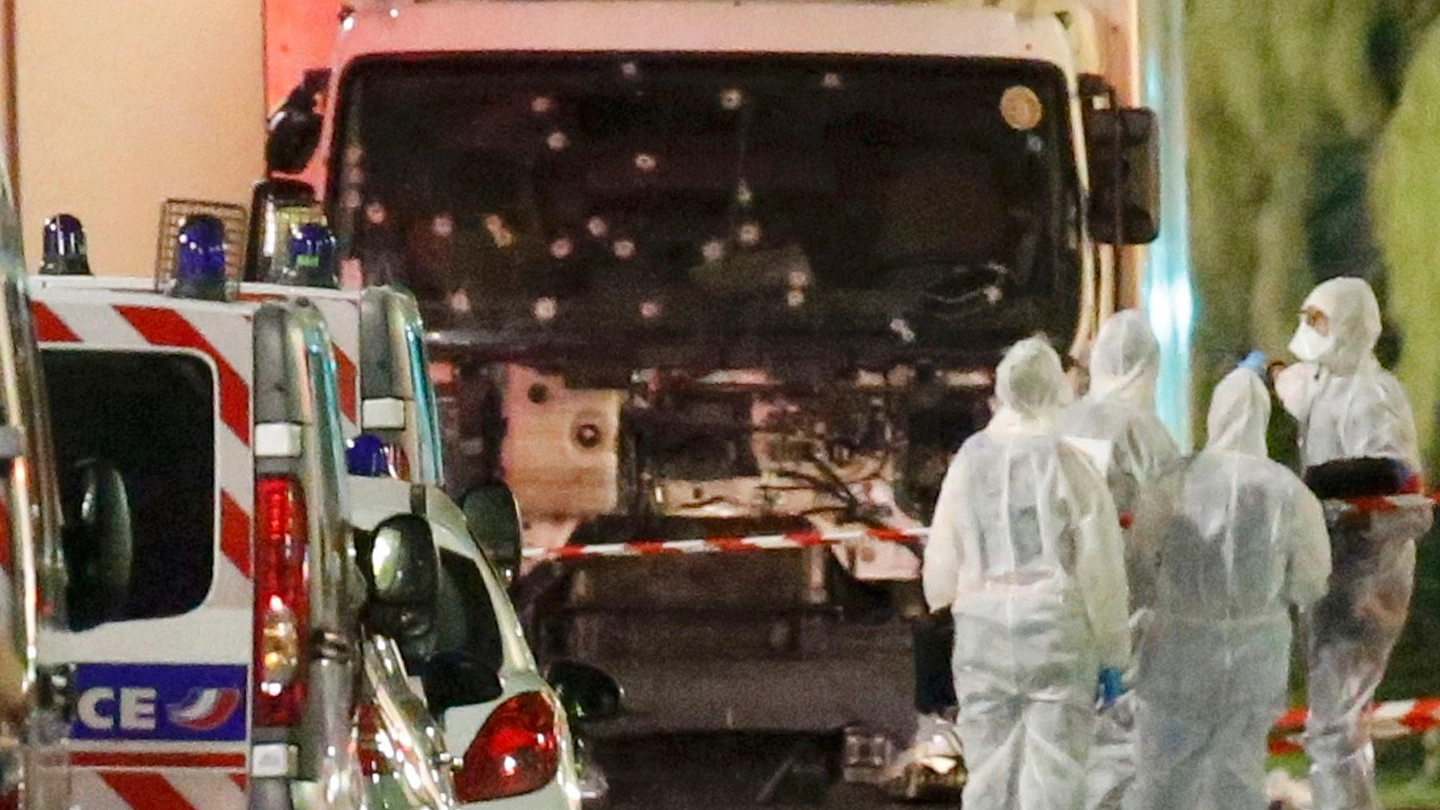 La polizia francese attorno al camion della strage di Nizza (Lapresse)