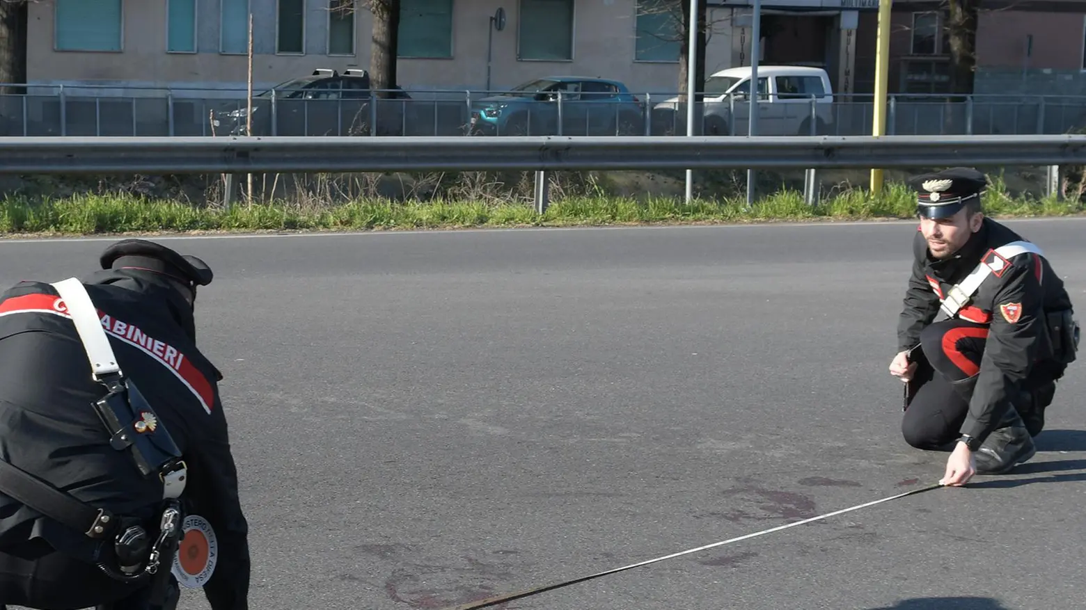 Manovra azzardata di un’auto, il filobus frena e tre passeggeri cadono Manovra azzardata di un’auto, il filobus frena e tre passeggeri cadono