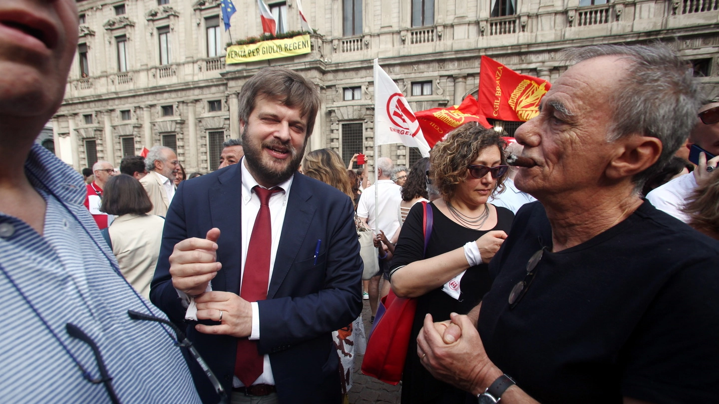 L'assessore Majorino in piazza Scala con Roberto Vecchioni