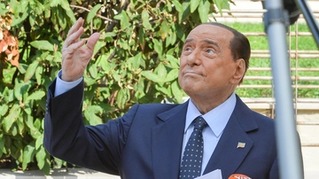 Silvio Berlusconi, i funerali in Duomo a Milano con familiari, amici e autorità. Maxischermi in piazza