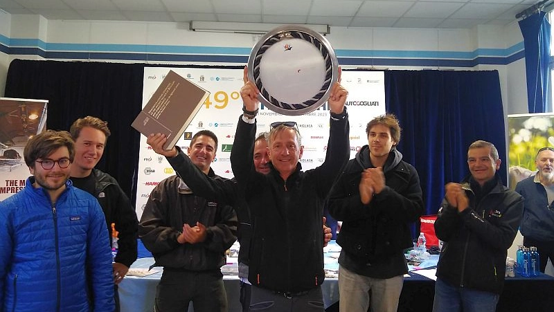 Guido Molari e l'equipaggio di "Corazon" con il trofeo del 49° Campionato Invernale Interlaghi