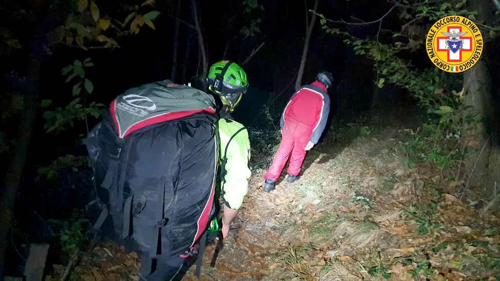 I tecnici del Soccorso alpino durante l'intervento di salvataggio I tecnici del Soccorso alpino durante l'intervento di salvataggio
