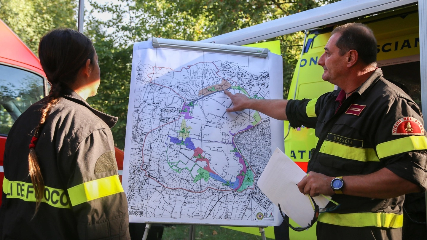 I vigili del fuoco studiano la mappa prima di lanciarsi alla ricerca della pantera