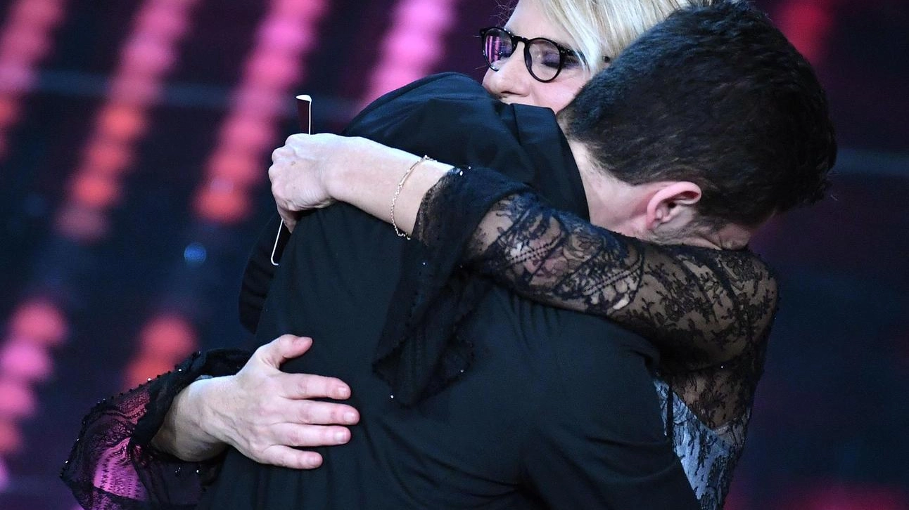 Sanremo 2017, Maria De Filippi abbraccia Lele, vincitore dei Giovani (Ansa)