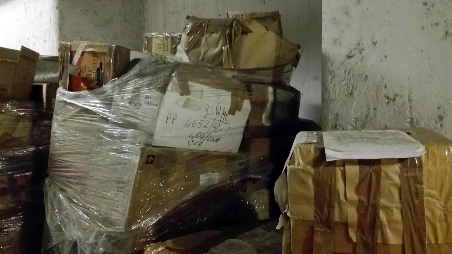 Immondizia e vecchi scatoloni nei sotterranei del Palazzo di Giustizia di Milano (Ansa)